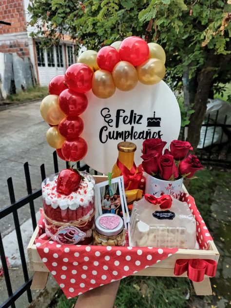 Desayuno sopresa Box San Valentin, Ideas De San Valentin, San Valentín Ideas, Ideas Para San Valentin, Valentines Dyi, Ideas Para Cumpleaños, Party Balloons Diy, Quince Decorations, Personalised Gifts Diy