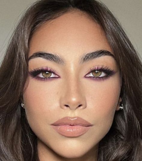 Purple Smokey Eye Brown Eyes, Matte Purple Eyeshadow Looks, Eggplant Eyeshadow Looks, Smokey Purple Makeup, Dark Purple Dress Makeup Ideas, Purple Subtle Makeup, Dark Purple Makeup Aesthetic, Dua Lipa Eyeliner, Plum Eyeliner Brown Eyes