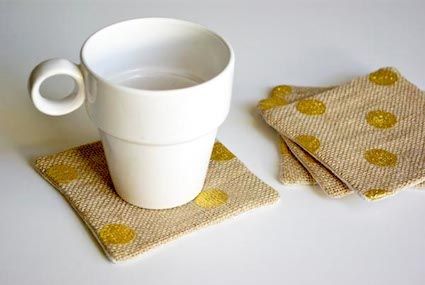 If you have never crafted before, DIY coasters are a great place to start! These 20+ ideas will allow you to try a variety of handmade techniques. Coasters Diy, Diy Decoracion, Burlap Projects, Beginner Crafts, Gold Dot, Diy Gold, Diy Burlap, Tile Crafts, Gold Diy