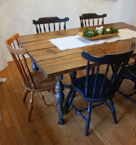 spray it pretty spray painting dining room chairs in navy blue Paint Dining Room Chairs, Antique Dining Table And Chairs, Paint Dining Room, Painted Chairs Dining Room, Navy Chairs, Painted Wooden Chairs, Antique Dining Table, Refinished Table, How To Spray Paint