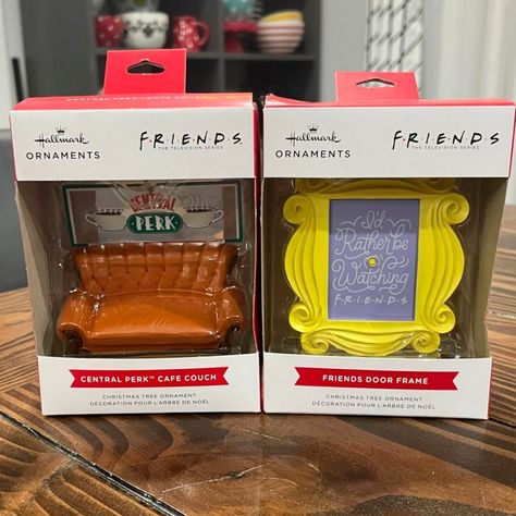 Hallmark Brand Set Of 2 Friends Tv Show Christmas Ornaments. New. One Is The Central Perk Cafe Couch. Ready To Hang. The Other Is The Yellow Door Frame. Also Ready To Hang. Couch: 3" X 2.63" X 1.72". Yellow Frame: 2.81" X 3.29" X 0.27". Friends Tv Show Decor, Friends Gift Ideas Tv Show, Friends Room Decor Tv Show, Friends Apartment Decor, Cafe Couch, Friends Doodles, Central Perk Couch, Friends Tv Show Christmas, Decorate Airbnb