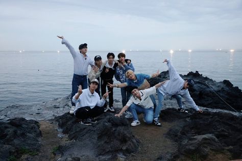 𝗦𝗧𝗥𝗔𝗬 𝗞𝗜𝗗𝗦, [17 авг. 2022 в 5:04 PM] •••♡StrayKids♡••• [SKZ-BEHIND📸] Cool sound of waves 🌊 Wonderful scenery⛰ and delicious food!😋 Above all, SKZ's Jeju life was more perfect because it was with the precious members😌💖 --- @StrayKids_Uz --- Kids Computer, Kids Groups, Jeju Island, Kids Icon, Homeless Children, Computer Wallpaper, Group Photos, Kids Wallpaper, Crazy Kids