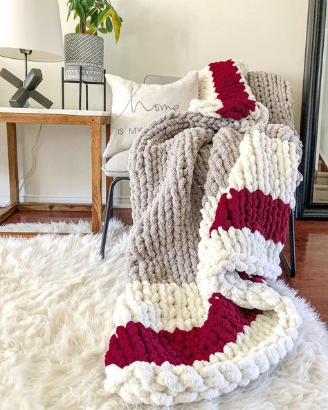 Christmas Chunky Blanket, Chunky Blanket Color Combos, Chunky Blanket Color Ideas, Chunky Knit Blanket Pattern Color Combos, Diy Blankets, Chunky Blanket Diy, Chunky Blanket Pattern, Chunky Knit Blanket Pattern, Chunky Yarn Blanket