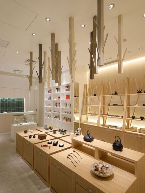 Masters Craft Palace Hotel Tokyo - Graphis Portfolio Ceramic Store, Tokyo Design, Retail Inspiration, Interior Vintage, Regal Design, Deco Originale, Ceramic Shop, Retail Store Design, Retail Interior