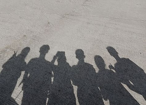 Italian Motifs, Friends Group Photo, Alex Pics, Five Friends, Girl Shadow, Snapchat Streak, Aesthetic Lifestyle, Shadow Photos, Photo Grouping