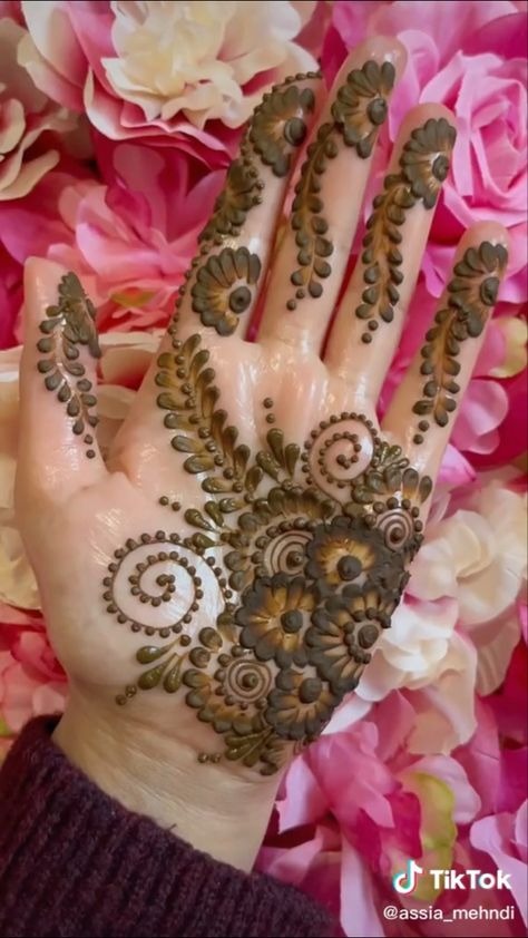 Simple Henna Designs Hand, Henna Tutorial, Henna Designs Wrist, Simple Bow, Simple Henna Tattoo, Beginner Henna Designs, Mehndi Designs For Kids, Simple Mehndi Designs Fingers, Very Simple Mehndi Designs