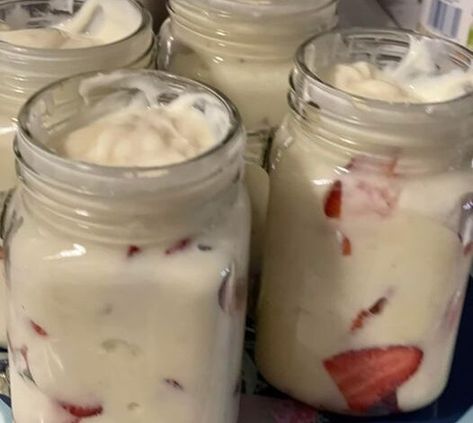 Weight Watchers Strawberry Cheesecake Jars - Dieter24 Weight Watchers Strawberry Cheesecake, High Protein Strawberry Cheesecake Jars, Strawberry Cheesecake Jars, High Protein Cheesecake Jars, Strawberry Cheesecake In A Jar, Beginners Recipes, Cheesecake Jars, High Protein Cheesecake, Recipes Strawberry