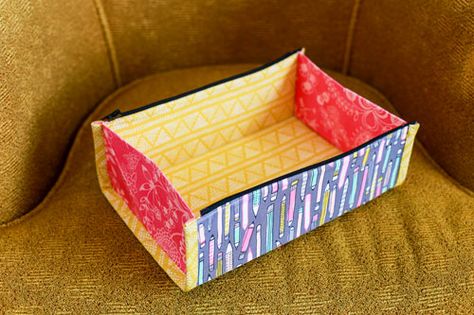 The craft blog of pattern designer Jeni Baker. Creative adventures in quilting, sewing, and color. Plus free sewing and quilting tutorials. Coin Purse Tutorial, Sac Diy, Cosmetic Bag Organization, Zipper Pouch Tutorial, Sewing And Quilting, Fabric Boxes, Small Sewing Projects, Sewing Baskets, Pouch Pattern