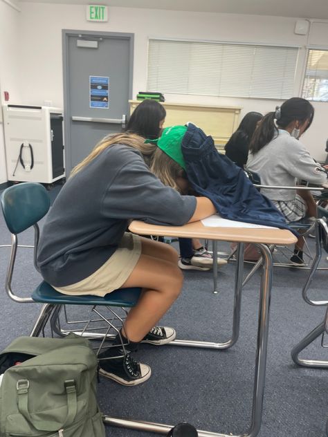 High School Asthetics, School Asthetics, Study Atmosphere, Usa Lifestyle, Romanticising School, Sleeping Women, American High School, American School, School Organization Notes