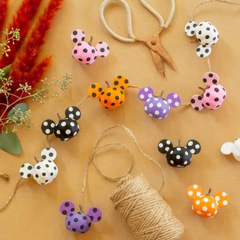 Pumpkin Garland Diy, Disney Halloween Crafts, Head Pumpkin, Mickey Mouse Pins, Mickey Pumpkin, Pink Crafts, Pumpkin Garland, Garland Diy, Mickey Halloween