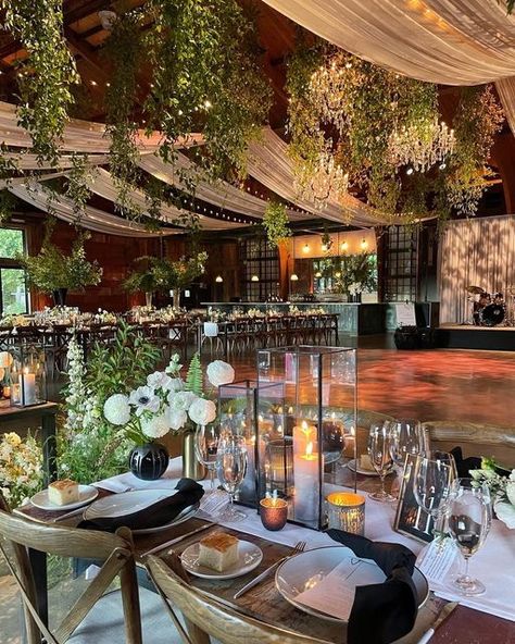 Greenery And Glass Wedding, Black And White Barn Wedding, Green Black Gold Wedding, Green And Black Wedding Theme, Black And Green Wedding Theme, Black Green And Gold Wedding, Green Black And White Wedding, Black White And Greenery Wedding, Black White And Green Wedding