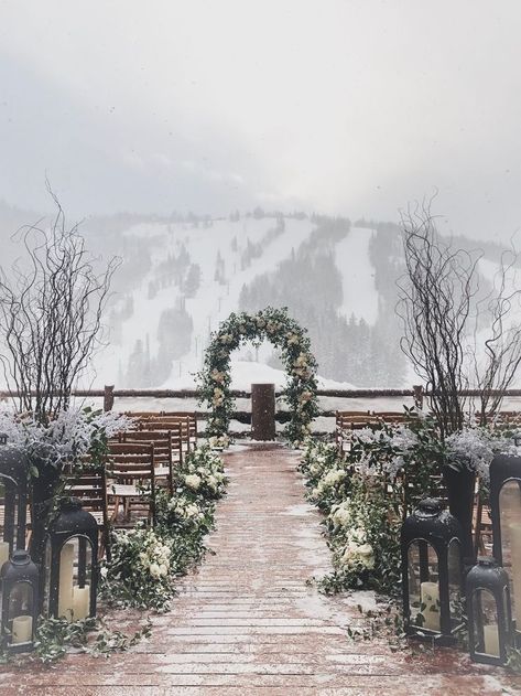 Outdoor Snow Wedding, Winter Wedding Decorations Elegant, Outside Winter Wedding, Winter Snow Wedding, Winter Wedding Outdoor, Snowy Mountain Wedding, Floral Hedge, Winter Wedding Snow, Sunrise Winter