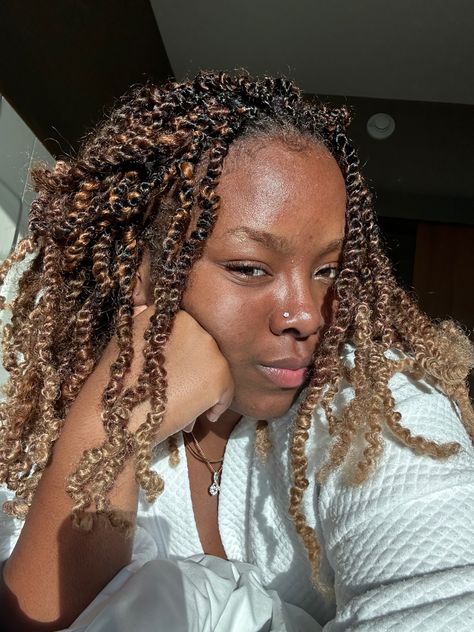 girl in white robe with black brown and blonde mini twists protective hairstyle Ombré Mini Twist, Brown Spring Twists, Ombre Twists Black Women, Blonde Spring Twists, Blonde Mini Twists, Ombre Twist, Spring Twist Hair, Short Ombre, Marley Twists