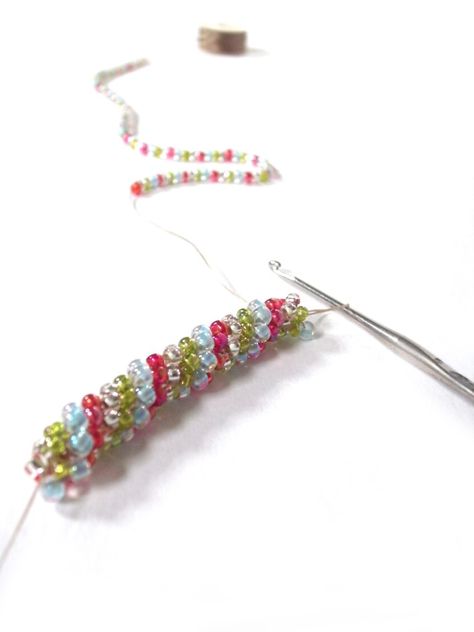 Bead Crochet Tutorial, Jewelry Looks, Crochet Beaded Bracelets, Bead Crochet Patterns, Beaded Crochet, Bead Crochet Rope, Crochet Rope, Seed Bead Tutorial, Beaded Rope