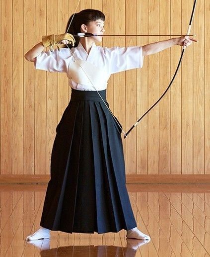 Japanese Training Clothes, Kyudo Uniform, Archery Clothes, Hakama Women, Bow Poses, Hakama Skirt, Traditional Japanese Clothing, Japanese Style Clothing, Japanese Traditional Clothing