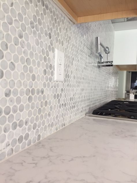 Penny Tiles Kitchen Backsplash, Penny Tile Splash Back Kitchen, Penny Kitchen Backsplash, Circle Backsplash Kitchen, Penny Round Backsplash Kitchen, Penny Tile Backsplash Kitchen, Round Tile Backsplash, White Penny Tile Backsplash, Penny Tile Kitchen Backsplash