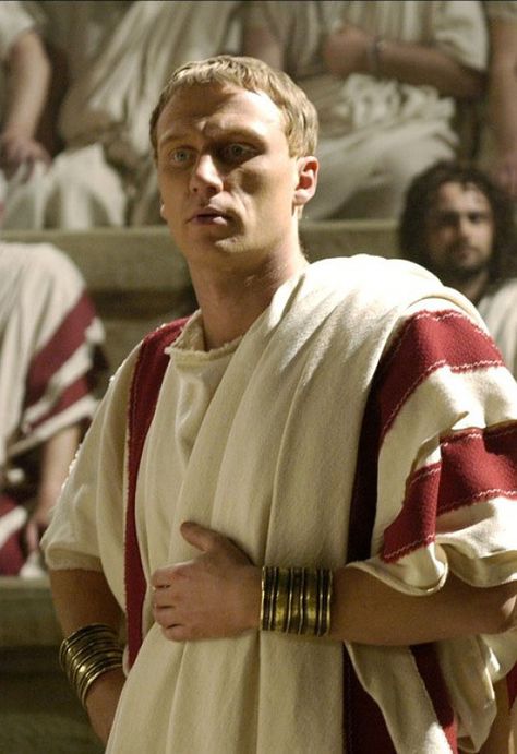 Lucius Vorenus is made senator. Elu Thingol, Rome Costume, Rome Hbo, Rome Tv Series, Roman Clothing, Ancient Greek Clothing, Roman Senator, Kevin Mckidd, Roman Costume