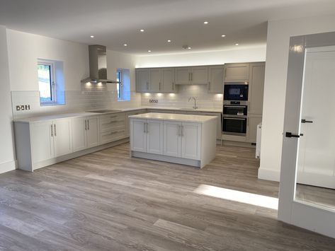 Another example of the Allendale Dove Grey door paired with the Fuegen Arabesque worktop, stainless steel t bar cupboard handles and KP138 Grey Limed Oak Allendale Dove Grey Kitchen, Dove Grey Kitchen, Bar Cupboard, Limed Oak, Grey Doors, Cupboard Handles, Grey Kitchen, Dove Grey, Arabesque