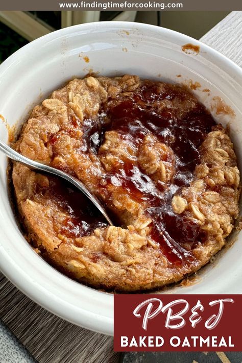 Easy & Delicious PB&J Baked Oatmeal | This quick peanut butter and jelly baked oatmeal is a healthy (yet indulgent-feeling) treat that's perfect for breakfast or any time of day! A healthy breakfast option you'll crave, easy breakfast recipe. #oatmeal #peanutbutterjelly Oatmeal Pies, Low Calorie Peanut Butter, Recipe Oatmeal, Easy Breakfast Recipe, Peanut Butter Roll, Indulgent Food, A Healthy Breakfast, Custard Recipes, Peanut Butter And Jelly