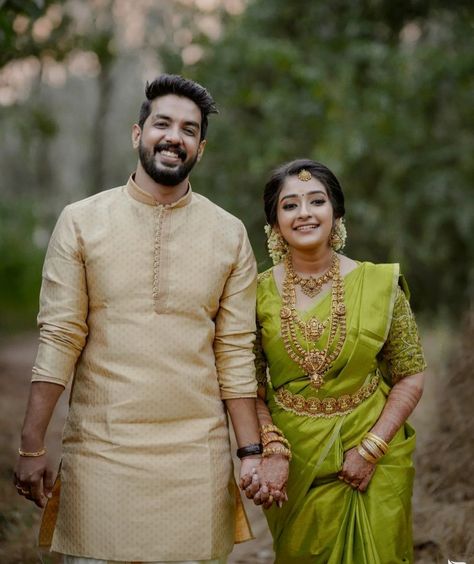 Kerala Hindu Groom Wedding Dress, Kerala Groom Outfit Hindu, Hindu Bridal Saree Kerala, Hindu Wedding Saree, Kerala Wedding Reception Dress, Kerala Groom, Kerala Bride Hairstyles, Kerala Couples, God Bharai