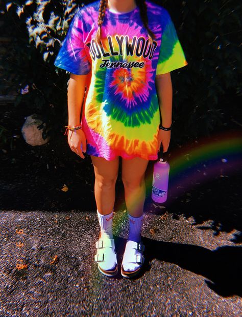 Tye Dye Outfits Aesthetic, Tie Dye Shirt Outfit Aesthetic, Aesthetic Tie Dye Shirt, Tie Died Tshirts Aesthetic, Tie Dye Hoodie Aesthetic, Tie Dye Supplies, Vsco Outfits, College Outfits Summer, Birkenstock Outfit