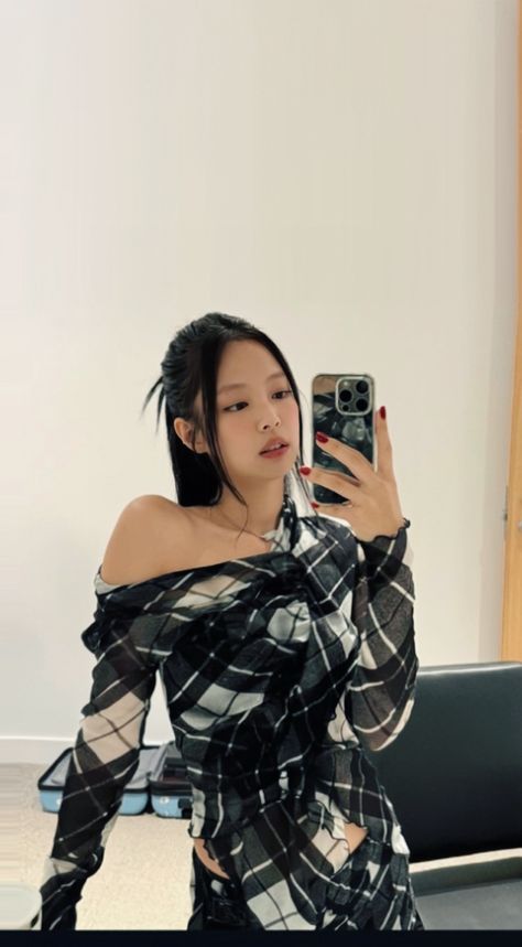 Jennie In Black Outfit, Jennie Kim Blackpink Wallpaper, Foto Jenny, Jenny Blackpink, Jennie O, Lisa Blackpink Hot Photoshoot, Jenny Kim, Jen Videos, Jennie Kim Blackpink