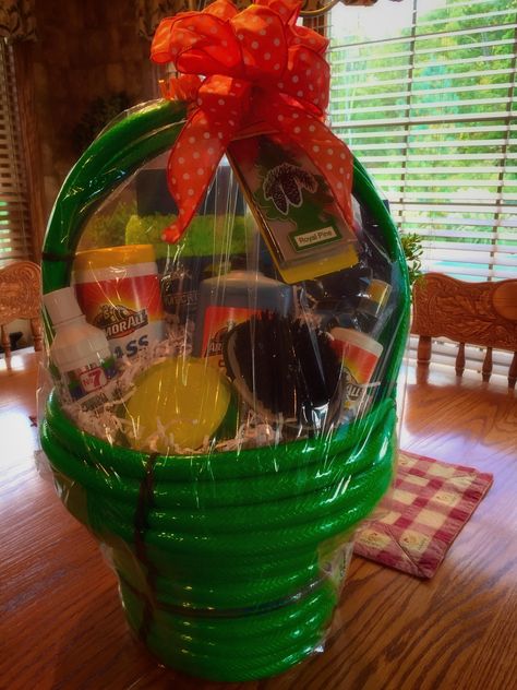 Garden Hose Basket, Car Wash Basket Ideas, Car Wash Gift Basket Ideas, Car Care Basket, Bucket Gift Ideas, Candy Wreaths, Car Wash Fundraiser, Basket Raffle, Auction Gift Basket Ideas