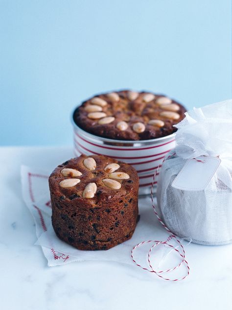 Grandma’s christmas cake with raisins, slivered almonds and chopped dates #driedfruit Quick Christmas Dessert, Donna Hay Recipes, Mini Christmas Cakes, Fruit Cake Christmas, Donna Hay, Christmas Cake Recipes, Xmas Cake, Gateaux Cake, Christmas Food Desserts