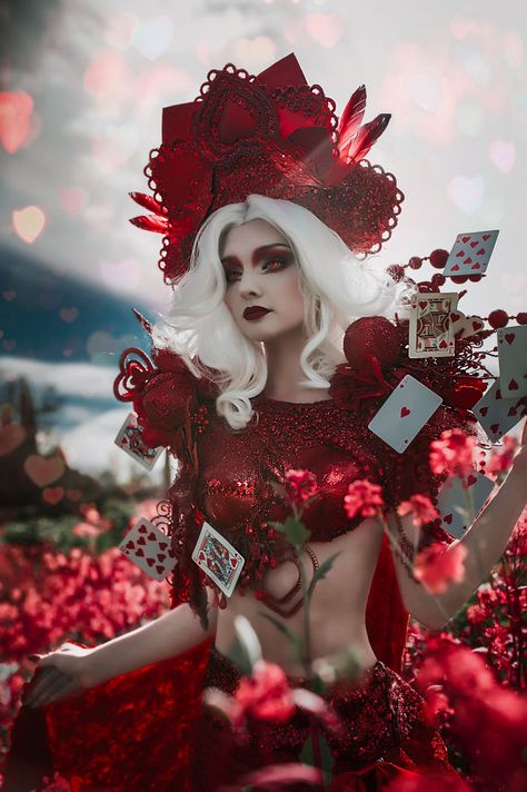 I'm A Self-Taught Artist Who Creates Wearable Art Pieces Queen Of Hearts Halloween, Heart Costume, Queen Of Hearts Costume, Hallowen Costume, Fairytale Photography, Fantasy Photography, Red Queen, Halloween Make, 영감을 주는 캐릭터