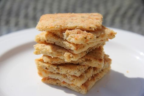 Cheese cracker Coconut Flour Crackers, Low Carb Crackers, Gluten Free Crackers, Coconut Flour Recipes, Keto Diet Snacks, Garlic Cheese, Recipes Snacks, Easy To Make Desserts, Yummy Salad Recipes