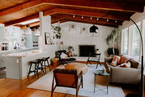 Take a Tour of the Midcentury Modern Home of Your Dreams Kitchen Next To Fireplace, Soft Mid Century Modern, Mid Century Tri Level, Midcentury Cottage, Half Wall Kitchen, West Elm Living Room, 1950s House, 70s Home, Midcentury Home