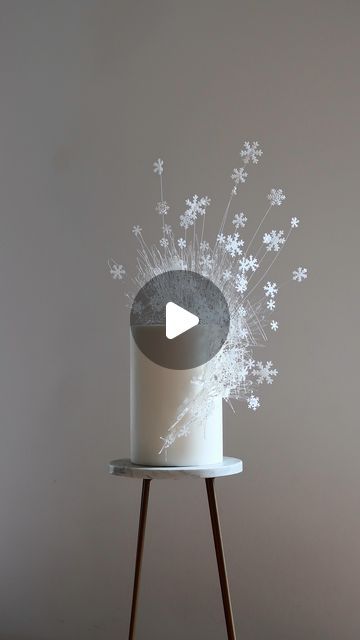 𝑱𝒆𝒔𝒔𝒊𝒄𝒂 𝑺𝒂𝒍𝒆 ＣＡＫＥ ＤＥＳＩＧＮ on Instagram: "CAKE 🍰 decorating tutorial on YouTube 🤍✨ Find out all the secrets on how to decorate a cake like this for FREE! Link in bio and today’s stories…

Isomalt and wafer paper Snowy Christmas cake design. 

NOTE❗️Please be careful, this one is a bit prickly and not suitable for kids. The decorations are not intended for eating and should be removed before serving ❗️

Happy weekend! 🤍❄️✨" Isomalt Cake Decoration, Isomalt Decorations Tutorials, Isomalt Decorations, 2023 Cake, Easy Christmas Cake Recipe, Snowflake Cake, Christmas Cake Designs, Instagram Cake, Paper Snowflake