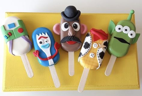 Cakesicles Ideas, No Bake Cake Pops, Popsicles Cake, Toy Story Party Decorations, Baby Birthday Party Theme, Disney Desserts, Disney Movie Night, Toy Story Theme, 4th Birthday Cakes