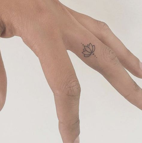 Side Finger Tattoos, Tiny Finger Tattoos, Small Finger Tattoos, Tattoo Schrift, Finger Tattoo For Women, Hand Tattoos For Women, Finger Tattoo, Wrist Tattoos For Women, Flower Tattoo Designs