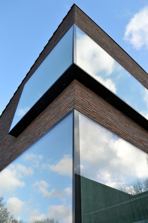 F&C KIEKENS / Architektuurburo Dirk Hulpia Screen Facade, Vande Moortel, Modern Brick House, Contemporary Windows, Modern Villas, Window Architecture, Innovative Architecture, Glass Facades, Windows Exterior