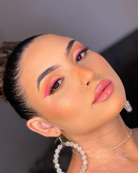 Make Carnaval Rosa, Euphoria Make Up Looks, Make Euphoria, Make Carnaval, Makeup Goals, Make Up Looks, How To Make Hair, Aesthetic Makeup, Maquillaje De Ojos