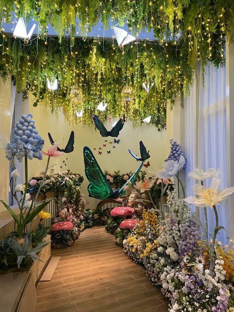 Enchanted Forest Decorations, Eerie Photos, Garland Bedroom, Enchanted Forest Theme, Fairy Garden Birthday Party, Prom Themes, Haunting Photos, Prom Inspiration, Forest Party