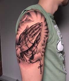 Jesus Hand Tattoo, Rosary Tattoo On Hand, Prayer Hands Tattoo, Tato Mata, Hand Tattoos Pictures, Christus Tattoo, Praying Hands Tattoo Design, Best Tattoo Ideas For Men, Praying Hands Tattoo