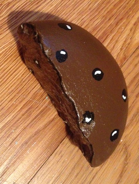 Half chocolate chip cookie. Cute Rock Painting Ideas Easy Food, Rock Painting Ideas Food, Rock Painting Food Stones, Rocks Painted Like Food, Cake Painted Rocks, Paint Rocks, Stone Art Painting, Painted Rocks Kids, Rock And Pebbles