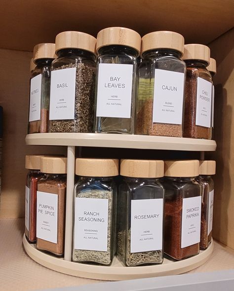 Organised Kitchen Aesthetic, Organised Spices, Seasoning Organization Ideas, Spices Organization Ideas, Organisation Ideas Kitchen, Spice Organization Ideas, Seasoning Organization, Jars Organization, Spice Jar Organization