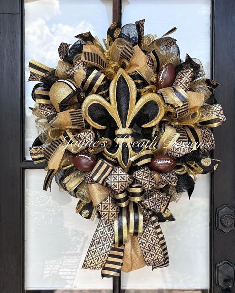 Special Order 🖤💛 • • #footballwreath #football #lsu #saints #neworleans #louisiana #batonrouge #footballseason #fleurdelis #wreath #sports #espn #frontdoordecor #decoratingdoors #designs #jayneswreathdesigns #college #collegefootball #profootball #saintswreath #lsuwreath #homedecor #decoratingforfall #footballdecor Saints Wreath, Football Wreath, Football Decorations, Wreath Designs, Football Season, Front Door Decor, College Football, Louisiana, Wreath