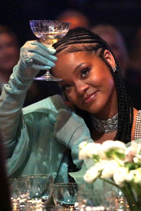 Rihanna Cheers, Cheers Meme, British Fashion Awards, Bad Gal, Rihanna Fenty, Blog Social Media, British Style, Photo Profil, Reaction Pictures