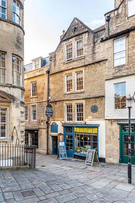 A historic street with shops in Bath, England. This is one of the best day trips from London. The home of Sally Lunn bun Bath Town England Uk, Bath England Aesthetic, Bath London, Bath Town, England Aesthetic, Travel England, Bath Uk, Day Trips From London, Bath England