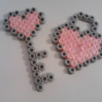 Ikea Beads Ideas Easy, Iron Bead Art, Heart Perler Bead Patterns, Pyssla Ideas Cute, Perleplader Ideas Cute, Fuse Beads Ideas Cute, Cute Perler Beads Designs, Pisla Ideas, Perleplader Ideas