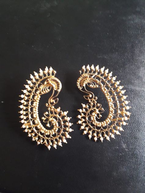 Kaan, Bengali bridal earcuffs Indian Earcuffs, Bengali Jewellery Traditional, Bengali Jewellery, Fantasy Jewellery, Simple Bridal Jewelry, Small Earrings Gold, Temple Jewellery Earrings, Bride Entry, Ear Cuff Jewelry