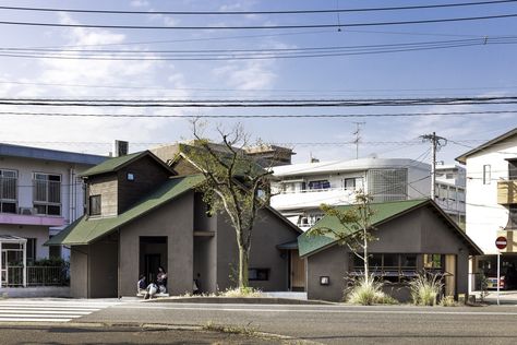 Store Architecture, Fukuoka Japan, Cottage Signs, Architect Design House, Modern Urban, House Architecture Design, Fukuoka, Architecture Project, The Roof