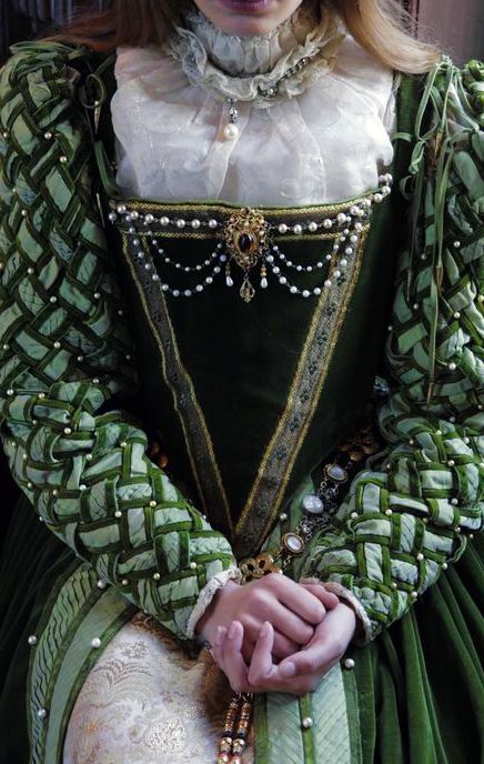 Neo Medieval Fashion, 1600s Fashion Dresses, Modern Elizabethan Fashion, Green Tudor Dress, Medieval Princess Outfit, Tudor Sleeves, Mantua Dress, 1300s Fashion, 1600s Clothing