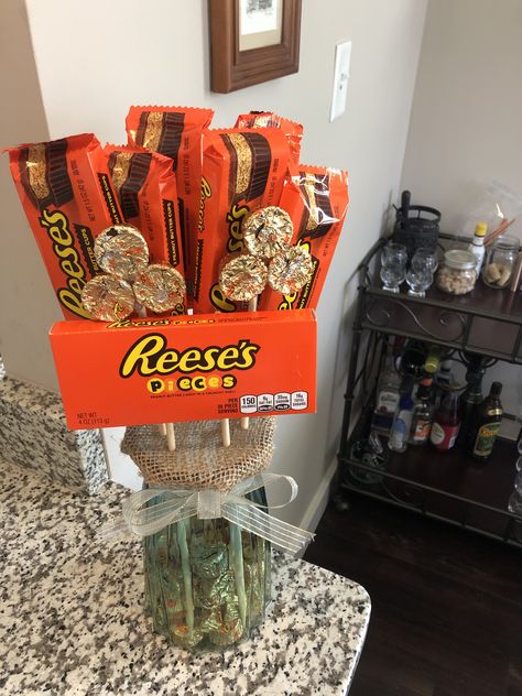 Reese Cup Gift Ideas, Reeses Gift Ideas Diy, Reeses Birthday Party Theme, Reeses Birthday Gift Ideas, Reese’s Gift Ideas, Reeses Bouquet Diy, Reese’s Peanut Butter Cup Gift Ideas, Reese’s Bouquet, Reese’s Gift Basket