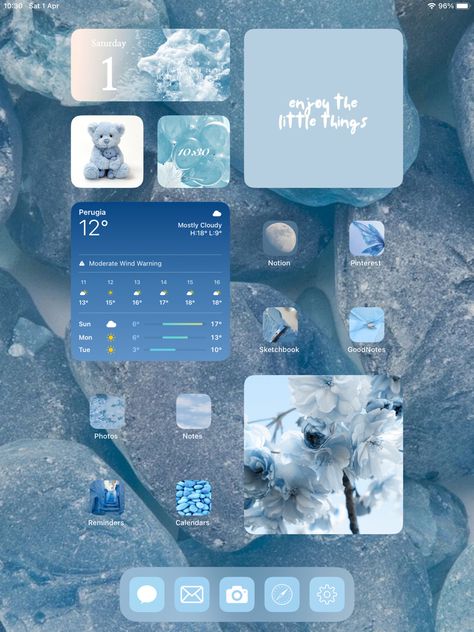 Blue Homescreen Ipad, Blue Ipad Homescreen Ideas, Ipad Layouts Aesthetic, Ipad Homescreen Ideas Blue, Tablet Homescreen Ideas, Ipad Aesthetic Homescreen, Aesthetic Homescreen Ideas, Blue Homescreen, Ipad Lockscreen