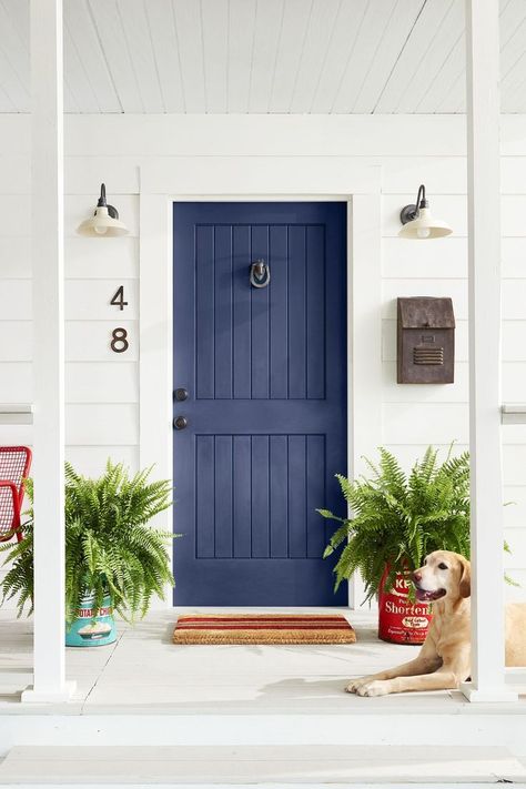 Mosts guests would agree that a navy front door is far more inviting than black or gray. Give family and friends a warmer welcome with this deep navy paint color, which pairs best with lighter siding.  Click through to get the paint color and other colorful door decor ideas!  #doorcolor #frontdoorcolor #colorfuldoors #doorpaintcolor #frontdoorpaintcolor #doordecor #frontdoordecor Navy Front Door, Navy Paint Colors, Pintu Interior, Best Front Door Colors, Grey Front Doors, Best Front Doors, Blue Front Door, Dark Paint Colors, Front Door Paint Colors